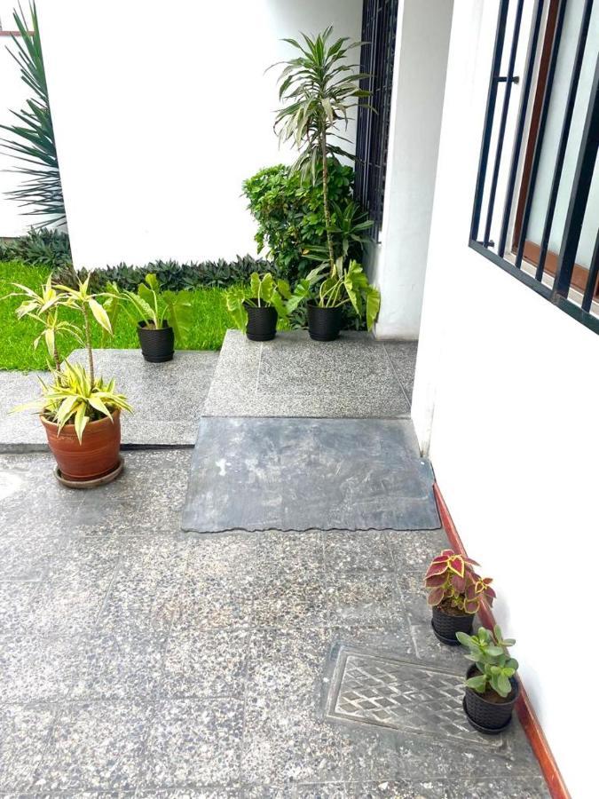 Lima Mini Aparts Monterrico - Cerca Embajada Eeuu Exterior foto